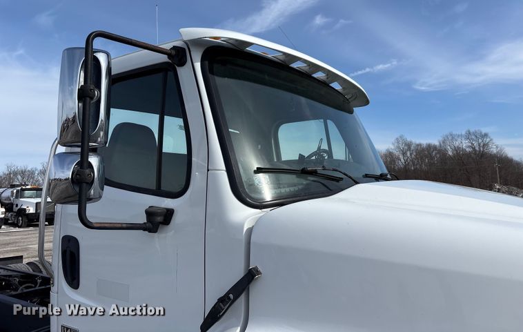 image for item FK1176 2014 Freightliner 114SD truck cab and chassis