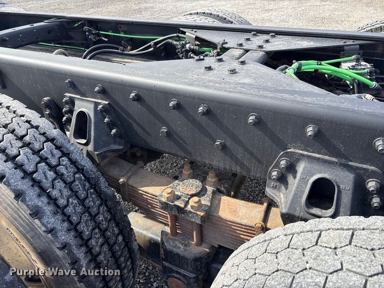 image for item FK1176 2014 Freightliner 114SD truck cab and chassis