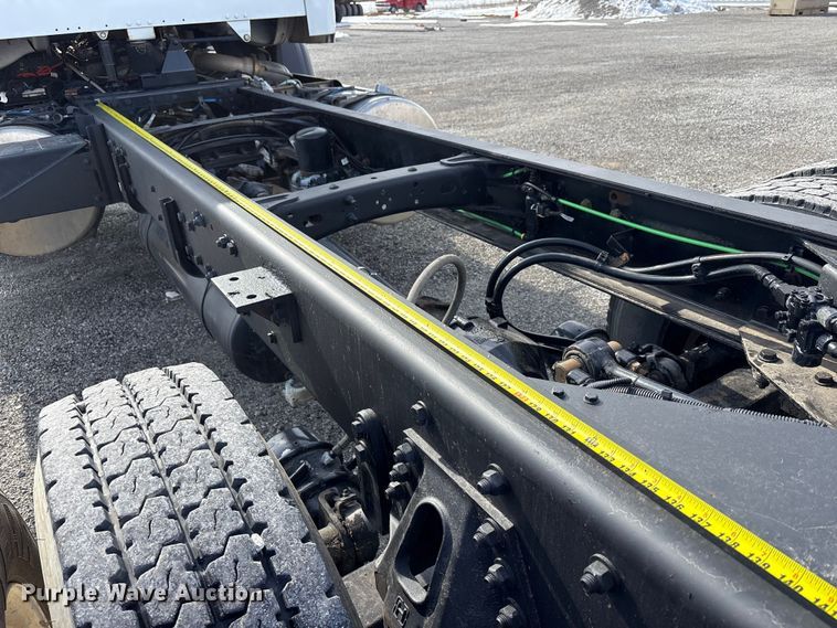 image for item FK1176 2014 Freightliner 114SD truck cab and chassis