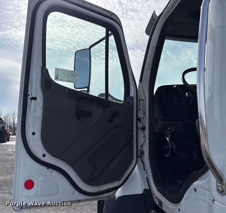 image for item FK1176 2014 Freightliner 114SD truck cab and chassis