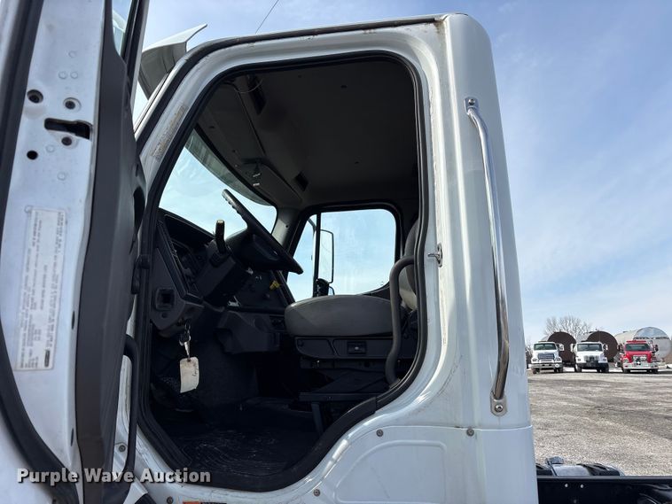 image for item FK1176 2014 Freightliner 114SD truck cab and chassis