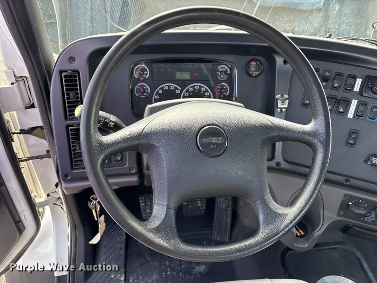 image for item FK1176 2014 Freightliner 114SD truck cab and chassis