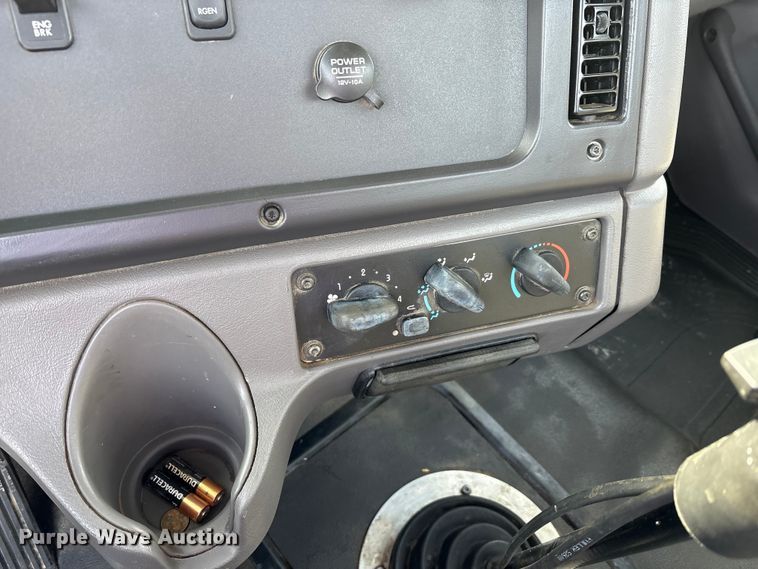 image for item FK1176 2014 Freightliner 114SD truck cab and chassis