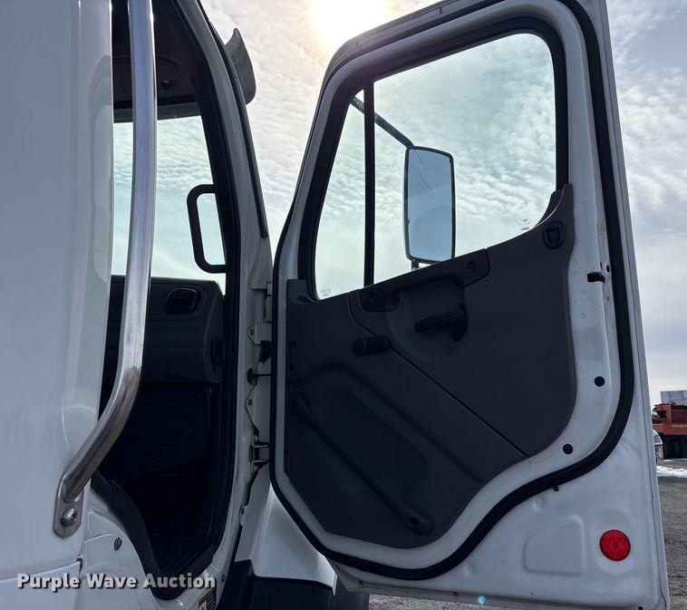 image for item FK1176 2014 Freightliner 114SD truck cab and chassis