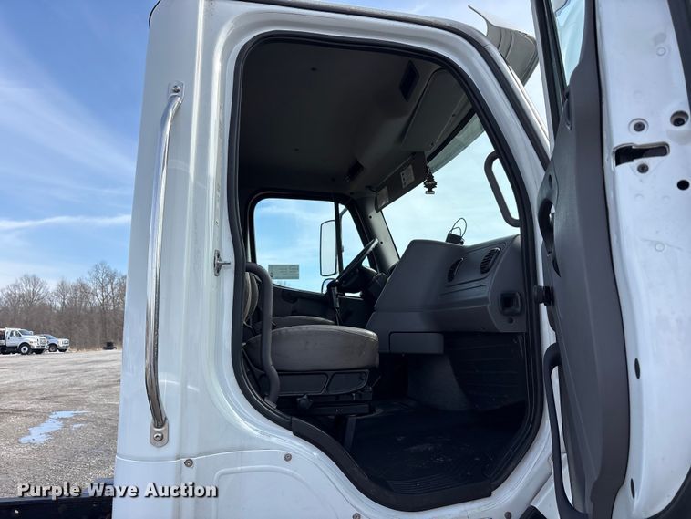 image for item FK1176 2014 Freightliner 114SD truck cab and chassis