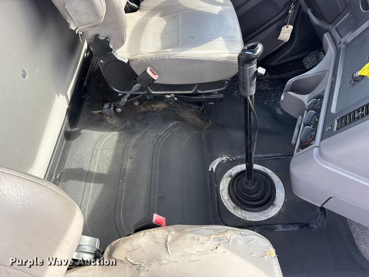 image for item FK1176 2014 Freightliner 114SD truck cab and chassis