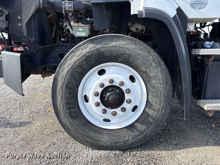 image for item FK1176 2014 Freightliner 114SD truck cab and chassis