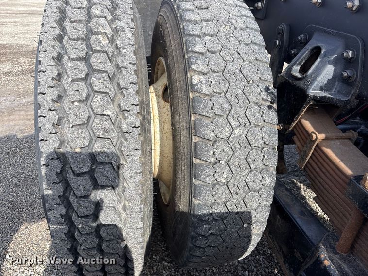 image for item FK1176 2014 Freightliner 114SD truck cab and chassis