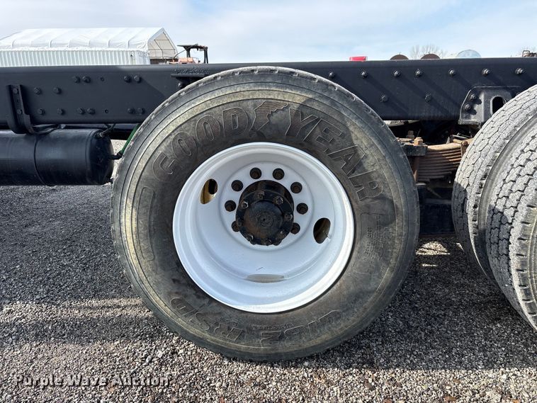 image for item FK1176 2014 Freightliner 114SD truck cab and chassis