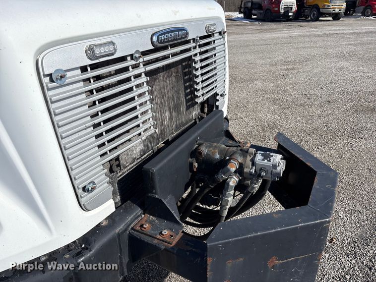 image for item FK1178 2000 Freightliner FL70 oil distributor truck