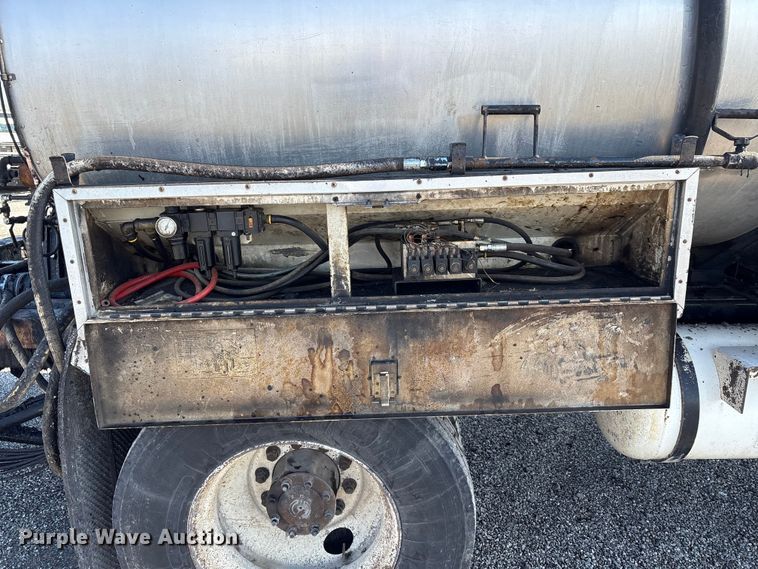 image for item FK1178 2000 Freightliner FL70 oil distributor truck