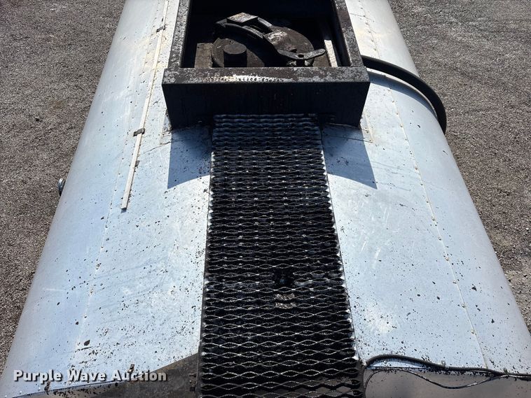 image for item FK1178 2000 Freightliner FL70 oil distributor truck