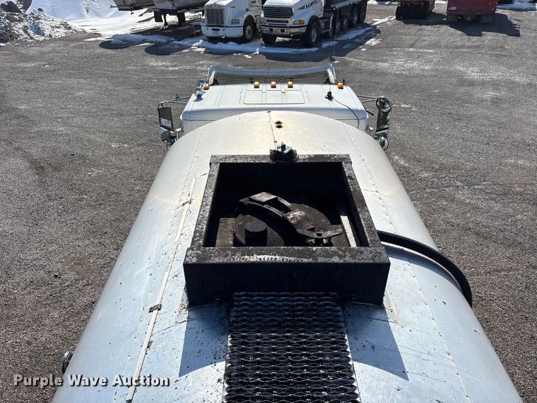 image for item FK1178 2000 Freightliner FL70 oil distributor truck