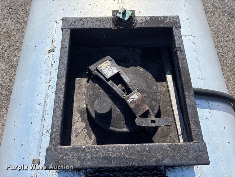 image for item FK1178 2000 Freightliner FL70 oil distributor truck