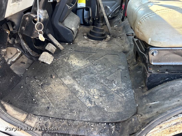 image for item FK1178 2000 Freightliner FL70 oil distributor truck