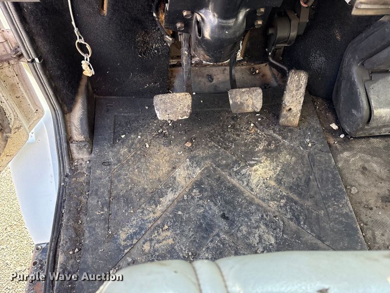 image for item FK1178 2000 Freightliner FL70 oil distributor truck