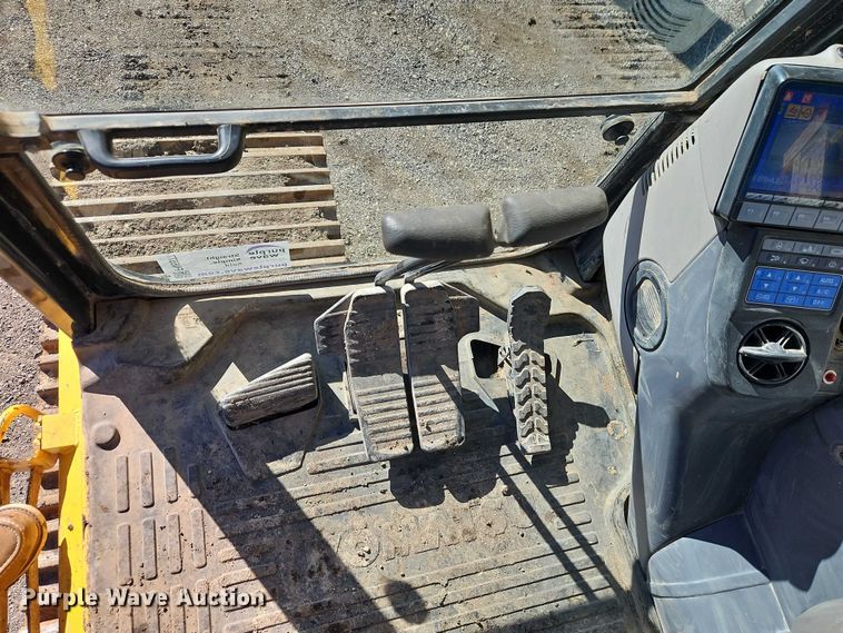 image for item FN5577 2019 Komatsu PC490LC-11 excavator