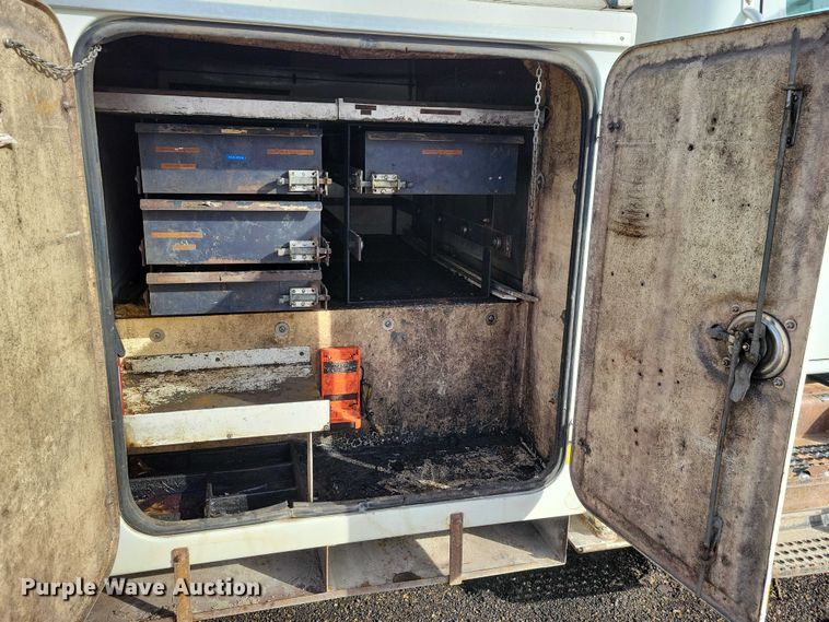 image for item NK9839 1995 International 4700 bucket truck