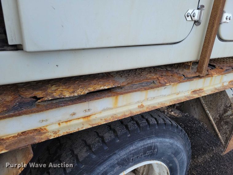 image for item NK9839 1995 International 4700 bucket truck