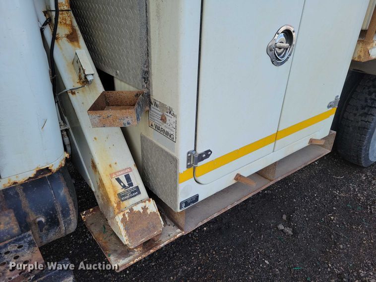 image for item NK9839 1995 International 4700 bucket truck