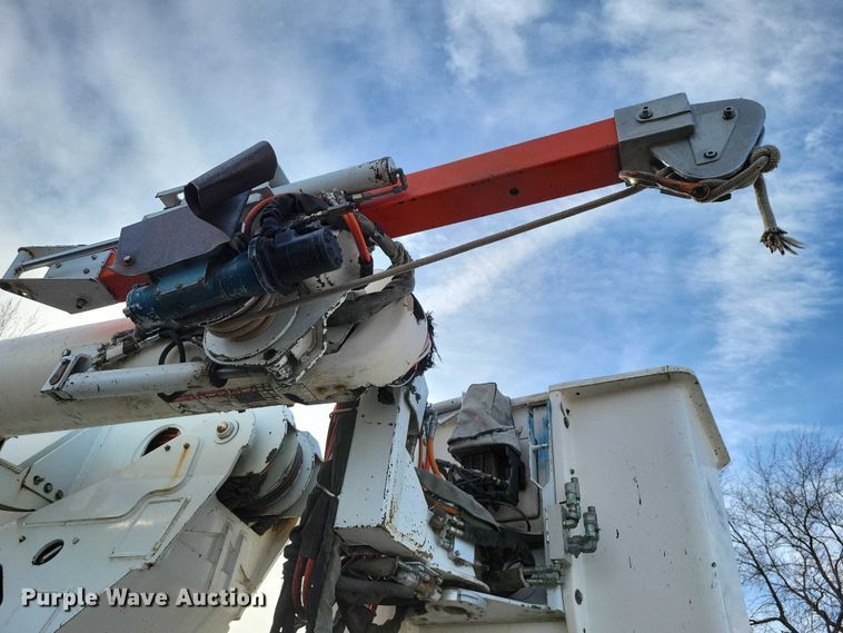 image for item NK9839 1995 International 4700 bucket truck