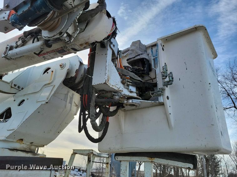 image for item NK9839 1995 International 4700 bucket truck
