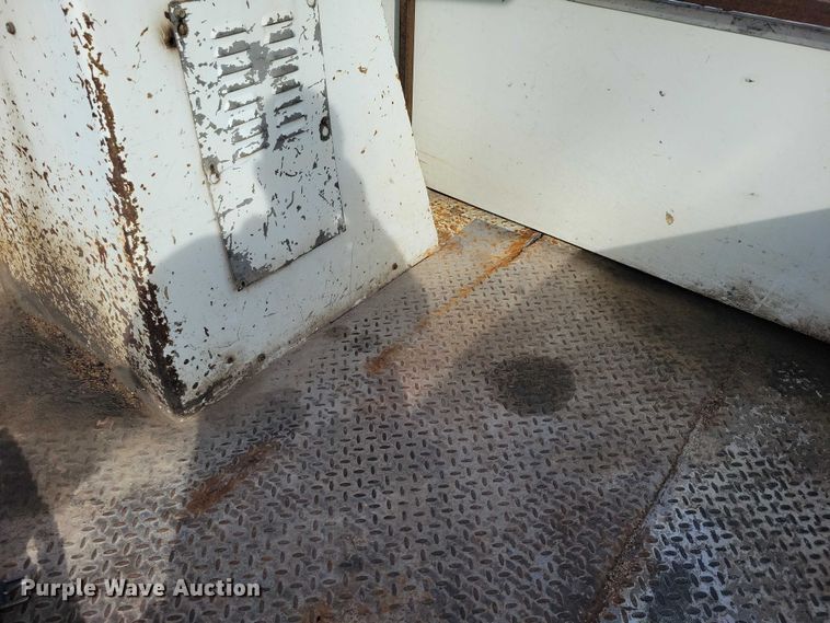 image for item NK9839 1995 International 4700 bucket truck