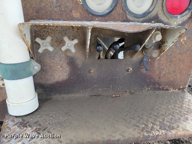 image for item NK9839 1995 International 4700 bucket truck