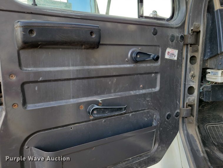 image for item NK9839 1995 International 4700 bucket truck