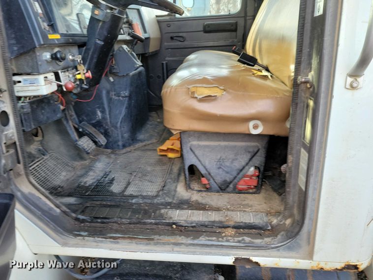 image for item NK9839 1995 International 4700 bucket truck