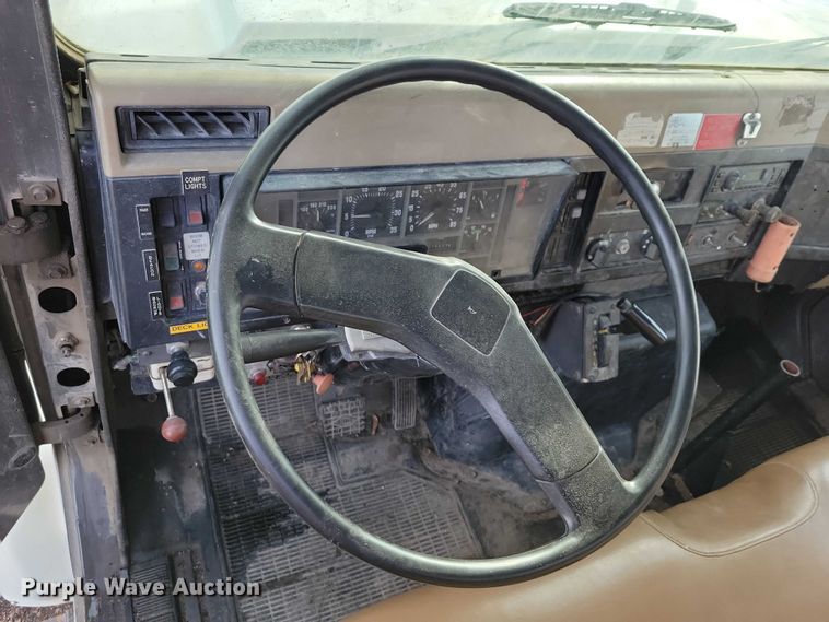 image for item NK9839 1995 International 4700 bucket truck