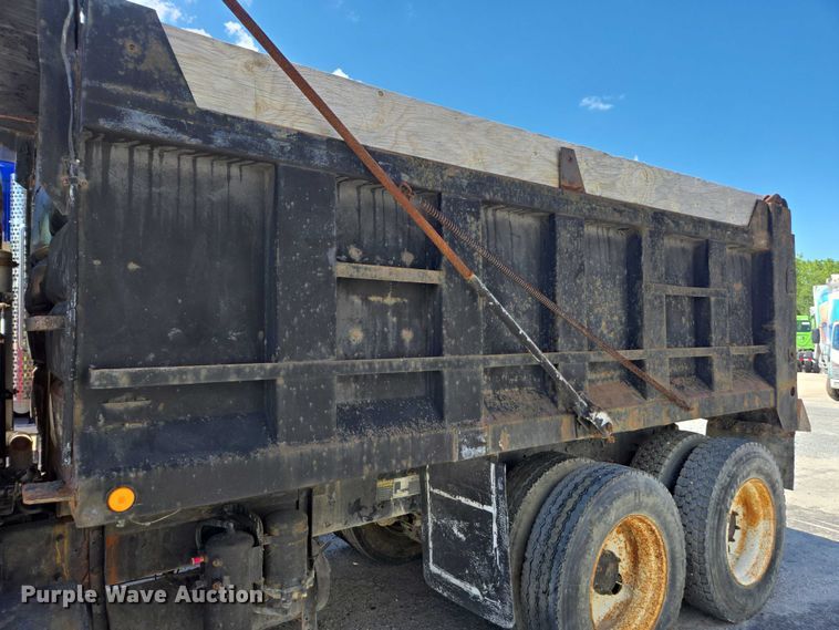 image for item YA1071 2001 Mack RD688 dump truck