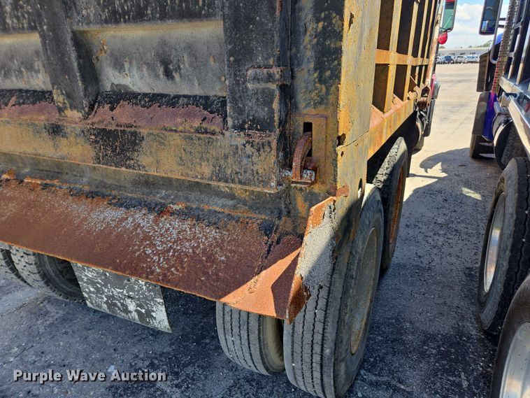 image for item YA1071 2001 Mack RD688 dump truck