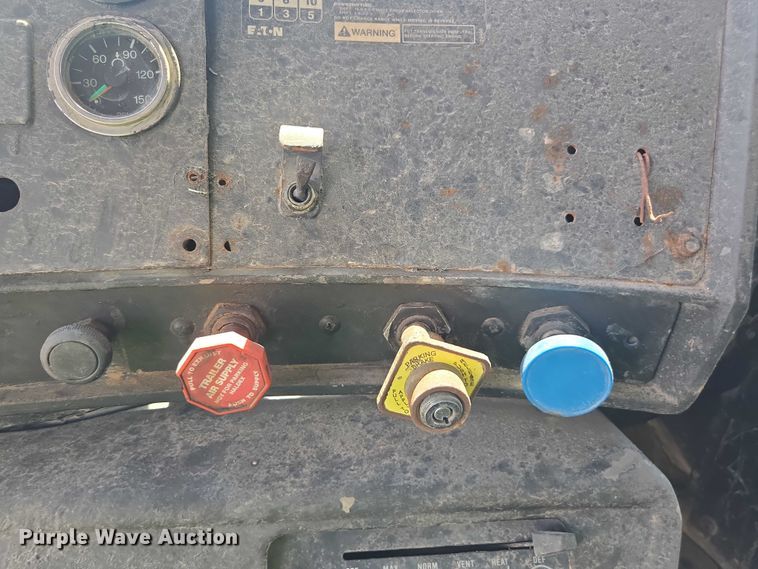 image for item YA1071 2001 Mack RD688 dump truck