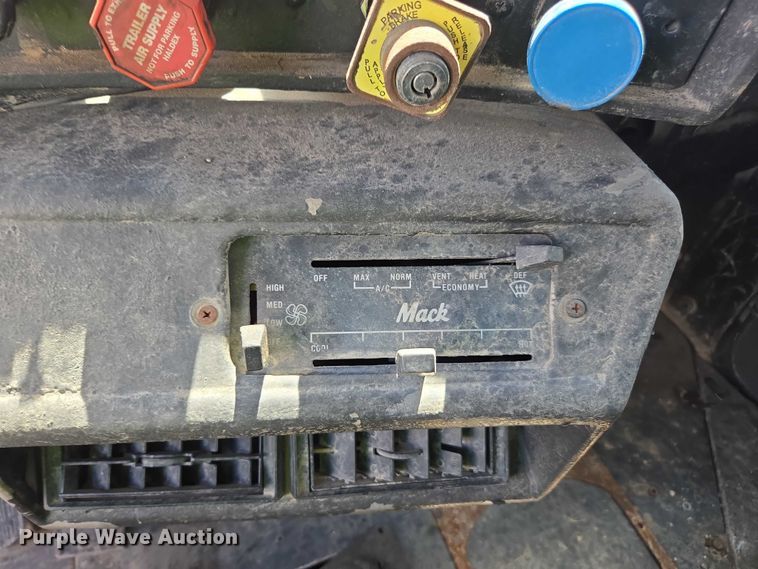 image for item YA1071 2001 Mack RD688 dump truck