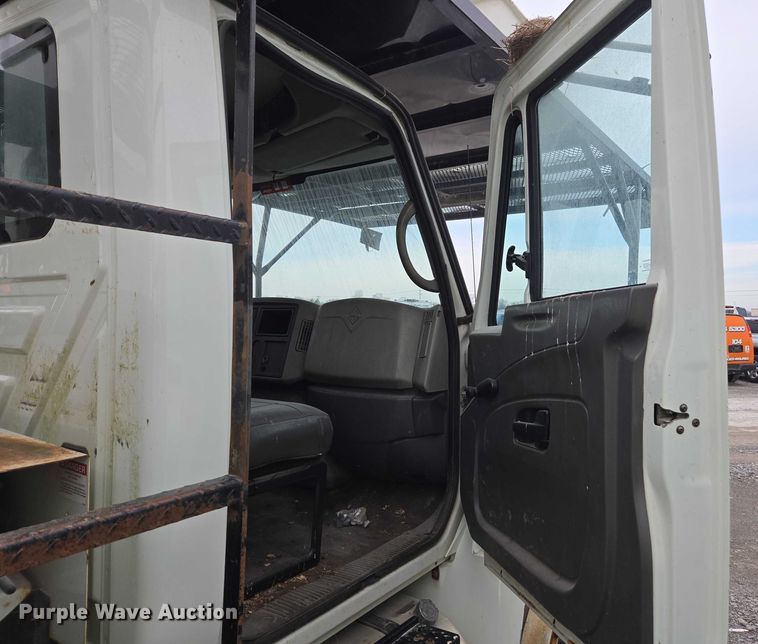 image for item YA1731 2009 International 4300 forestry bucket truck