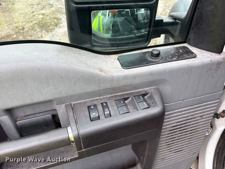 image for item YA2132 2016 Ford F550 Super Duty Crew Cab chipper truck