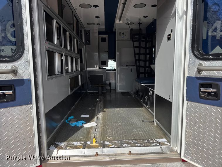 image for item DQ4353 2012 Ford F450 Super Duty XLT ambulance