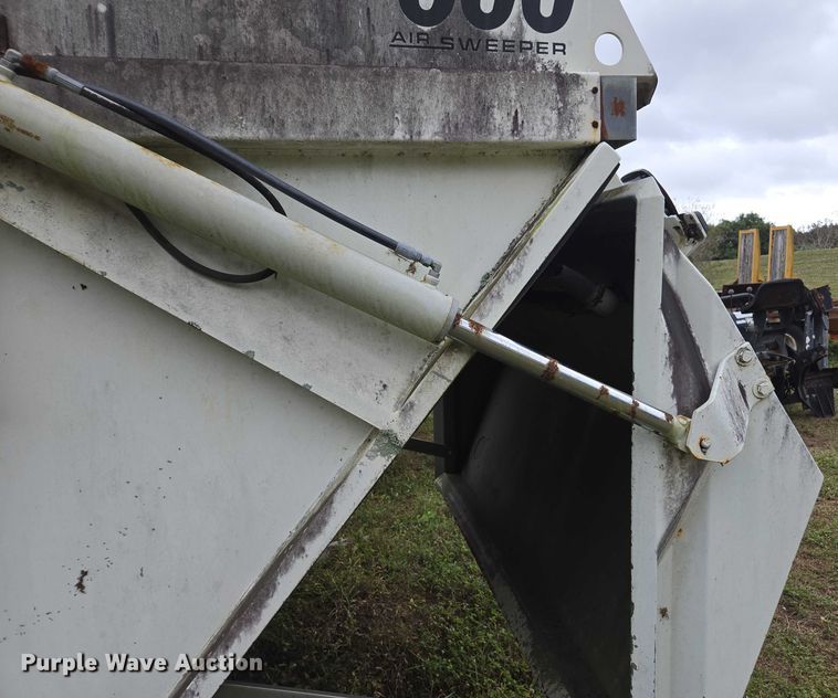 image for item DU2580 2009 International Dura Star street sweeper