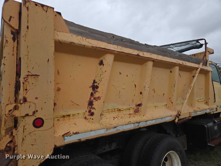image for item DU2586 2000 Sterling L7501 dump truck