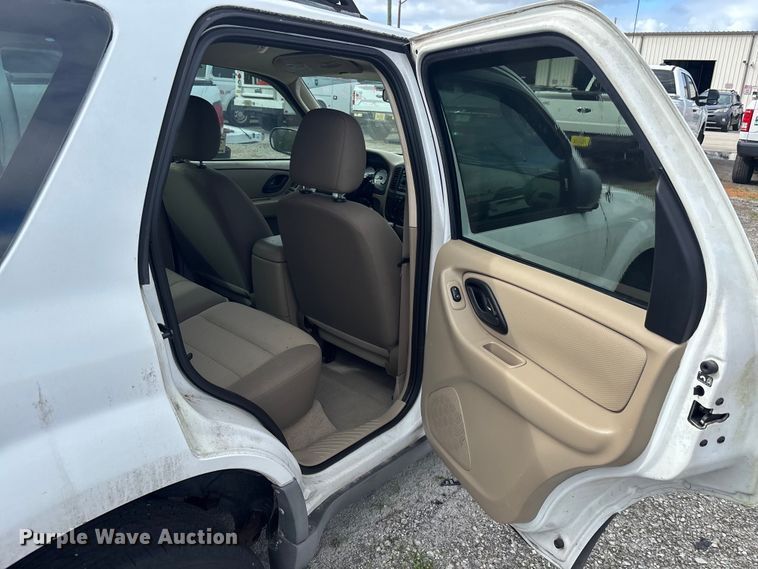 image for item DU2612 2005 Ford Escape 