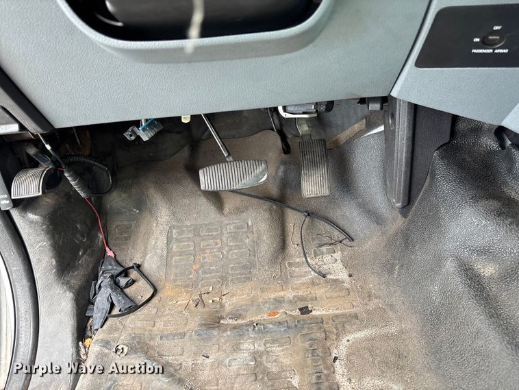 image for item DU2628 2015 Ford F350 Super Duty XL utility bed pickup truck