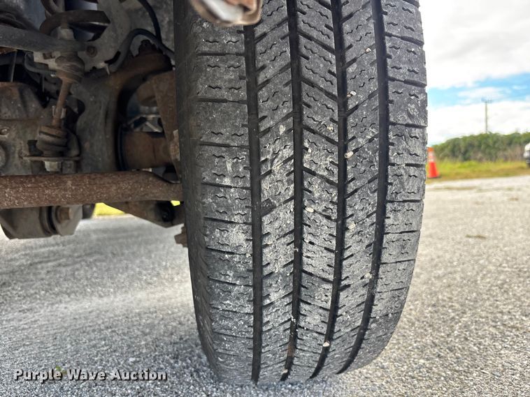 image for item DU2628 2015 Ford F350 Super Duty XL utility bed pickup truck