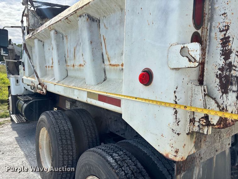 image for item DU2629 2003 International 7400 dump truck