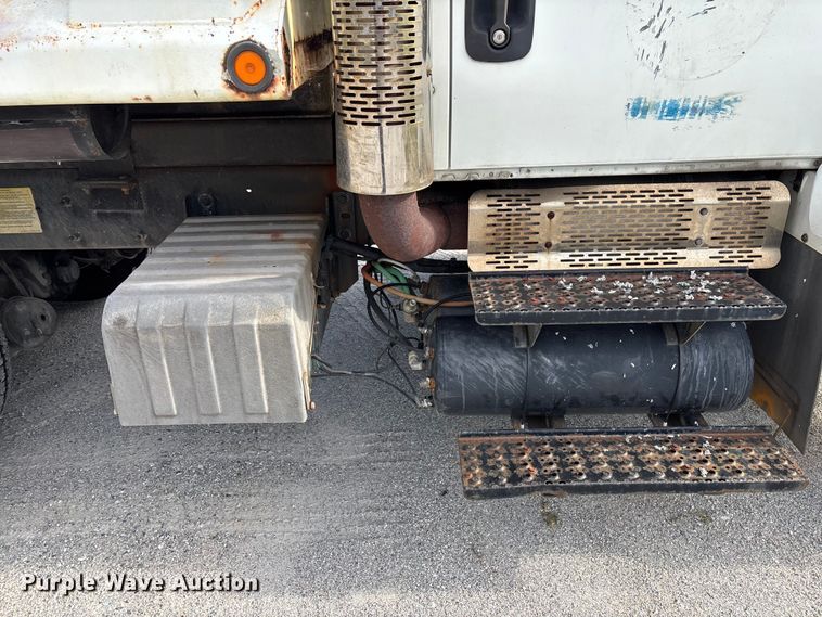 image for item DU2629 2003 International 7400 dump truck