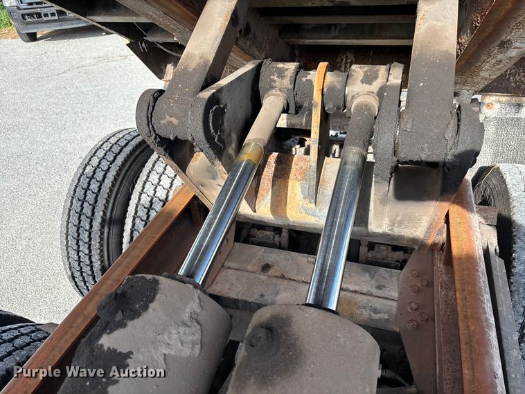 image for item DU2629 2003 International 7400 dump truck