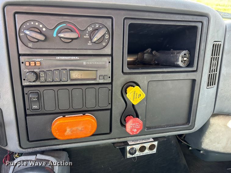 image for item DU2629 2003 International 7400 dump truck