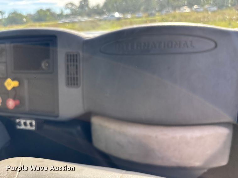 image for item DU2629 2003 International 7400 dump truck