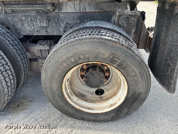 image for item DU2629 2003 International 7400 dump truck