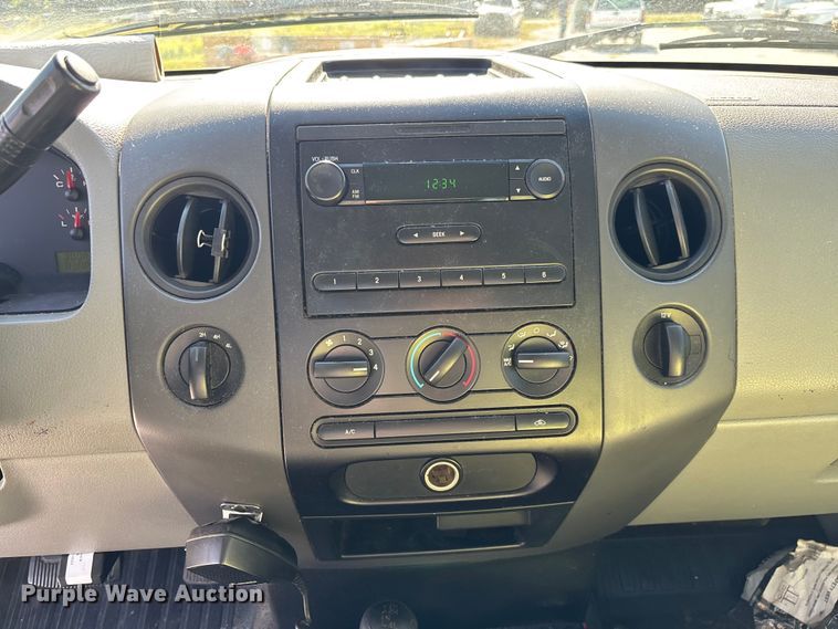 image for item DU2639 2004 Ford F150 Super Duty XL pickup truck